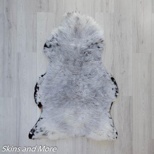 Exclusieve schapenvacht in de afmeting 125x85 centimeter en de kleur grijs/wit. Leuk als vloerkleed of decoratie.