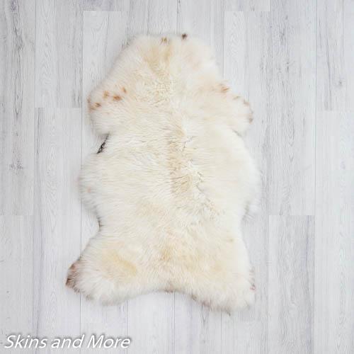 Exclusieve schapenvacht in de afmeting 125x100 centimeter en de kleur wit/beige. Leuk als vloerkleed of decoratie.